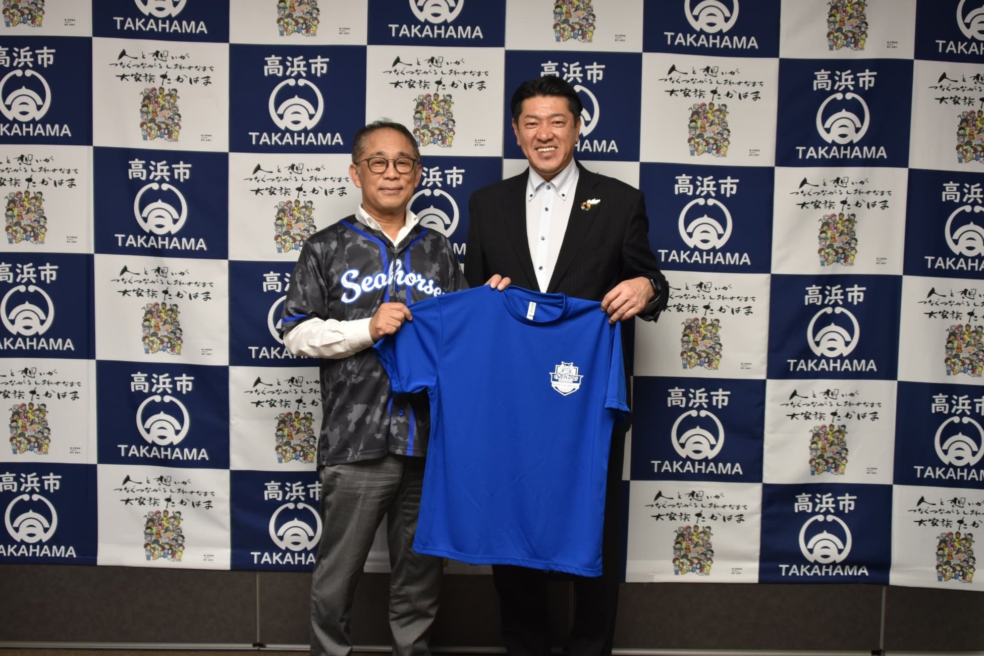 高浜市・杉浦市長「スポーツビジネスを知る機会にも」と期待。シーホース三河が表敬訪問で『西三河コラボTシャツ』を贈呈し、地域一体の盛り上げを誓う
