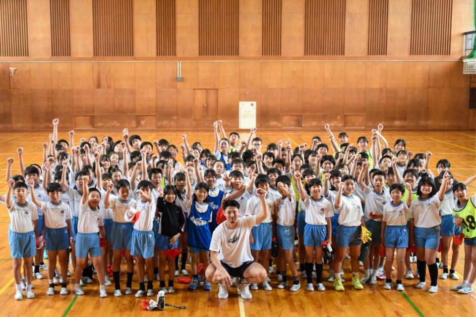 【シーホース三河】角野亮伍選手が刈谷市立朝日小学校を訪問！児童へ「夢を持つ大切さ」を伝える講演とバスケット交流を実施
