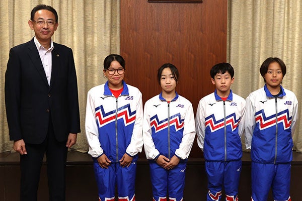 高槻市のスイミングスクールに所属する小学生4人が水泳の全国大会出場を市長に報告