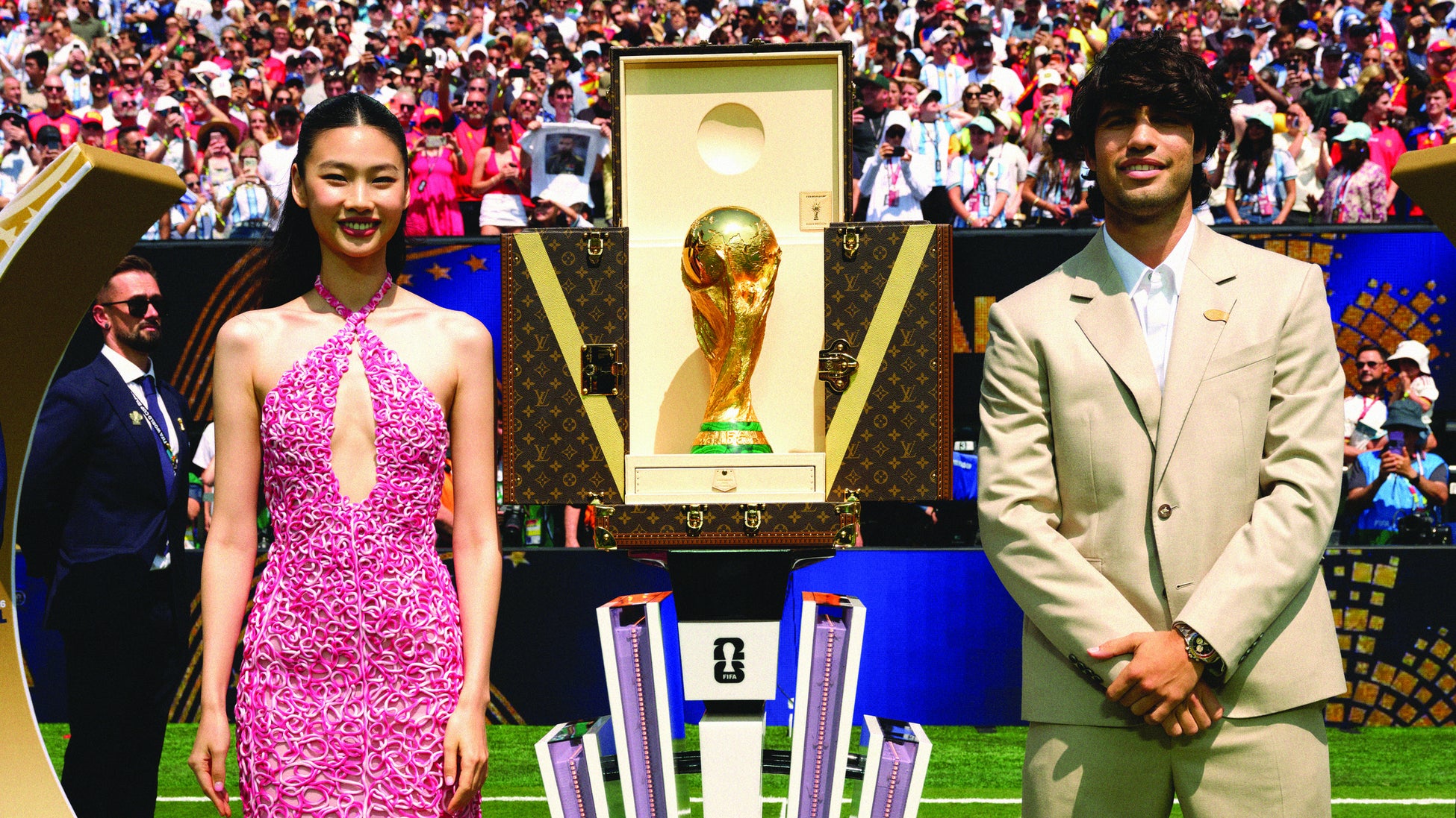 【ルイ·ヴィトン】FIFAワールドカップ2026™の決勝戦のキックオフ直前、アンバサダー カルロス·アルカラスとホヨンがルイ·ヴィトンのトロフィー·トランクに収められたワールドカップトロフィーを披露