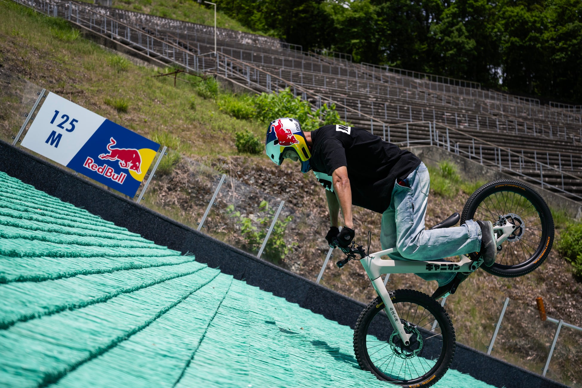 世界初！長野五輪のジャンプ台を“前輪だけ 後ろ向き”で走破！レッドブル・アスリート西窪友海、人類未踏の挑戦に成功
