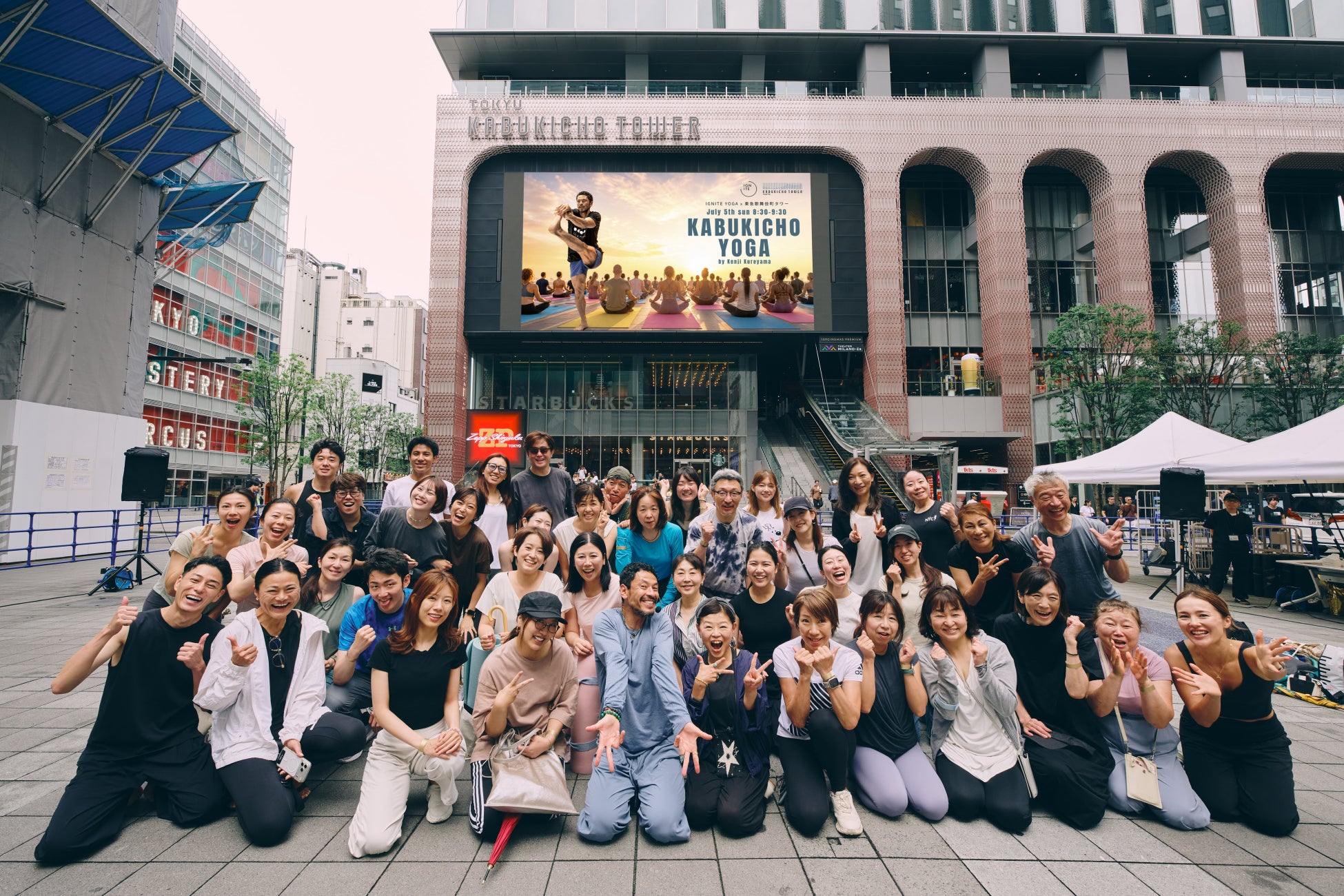 【イベントレポート】東急歌舞伎町タワー前で朝のヨガイベント「IGNITE × 東急歌舞伎町タワー KABUKICHO YOGA」を開催
