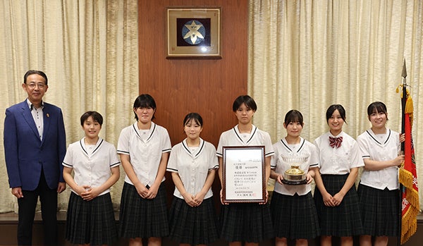 高槻市の金光大阪高等学校剣道部がインターハイ出場を市長に報告