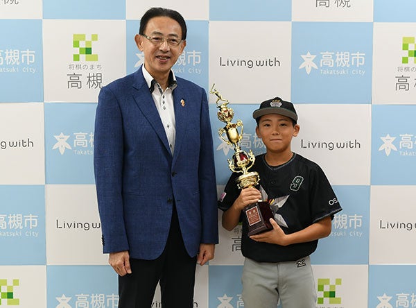 高槻市立土室小6年の栫斗真さんが野球の全国大会出場を市長に報告