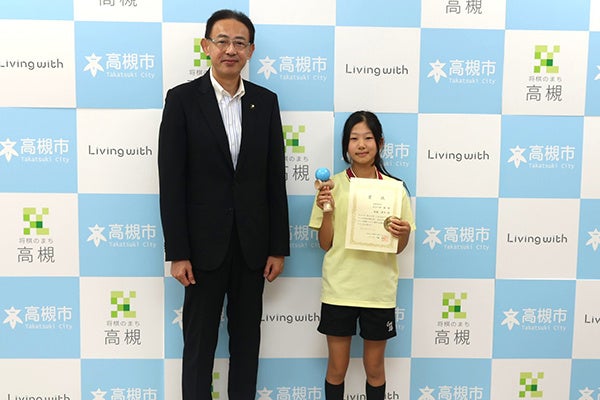 高槻市立阿武山小6年の後藤里沙さんがけん玉の全国大会出場を市長に報告