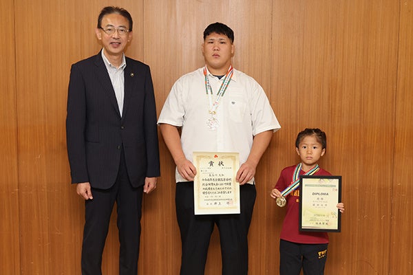 高槻市在住の高校3年生・長谷川大和さんと小学3年生・藤部大希さんがレスリングの全国大会優勝を市長に報告