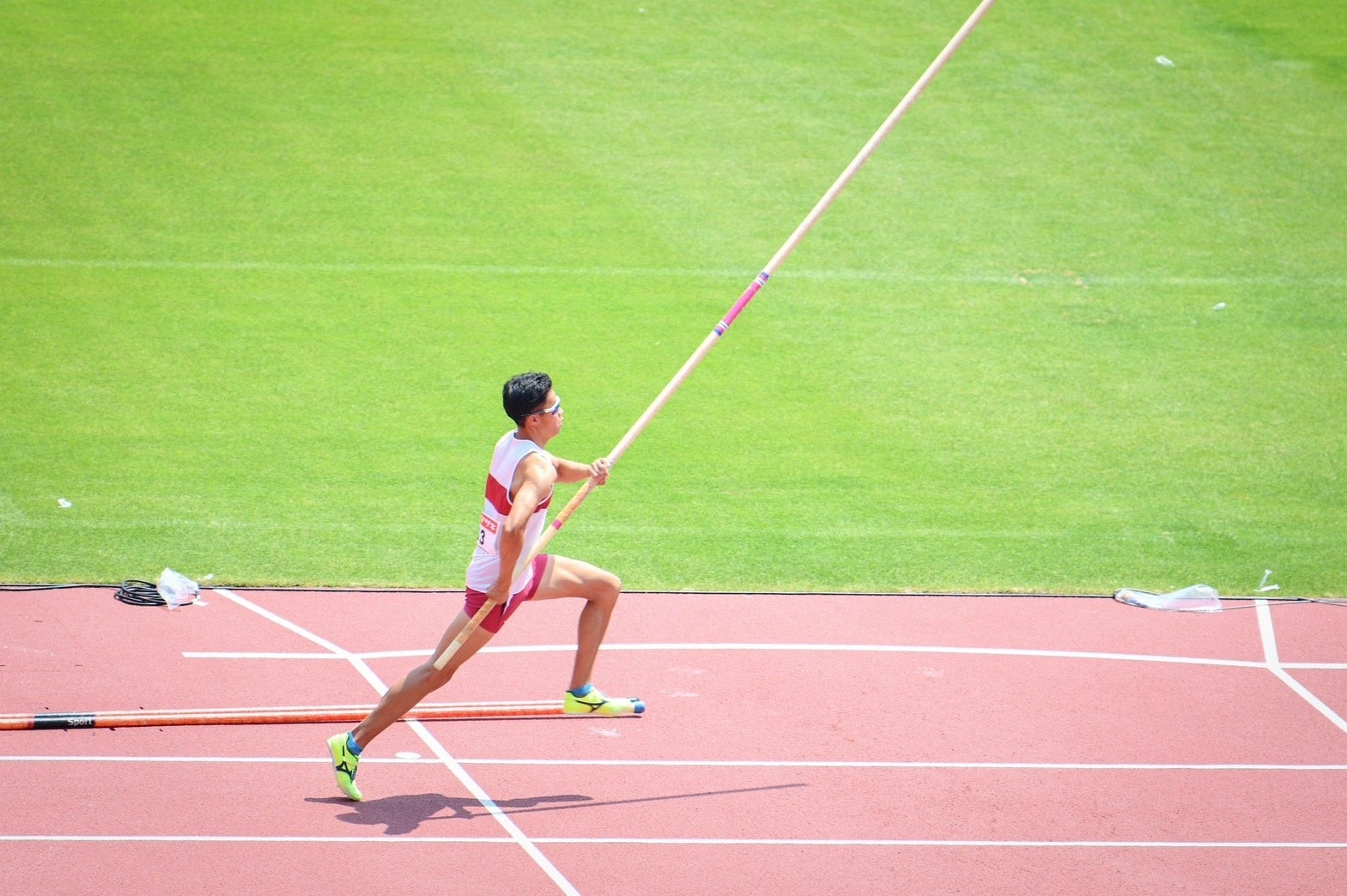 日本学生陸上競技個人選手権大会 男子棒高跳2連覇中 ― 大阪経済大学 陸上競技部 原口篤志選手が、明石スクールユニフォームカンパニーとスポンサー契約を締結