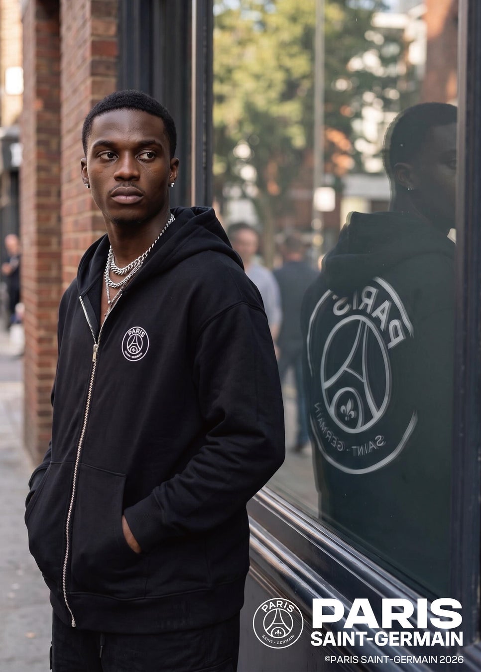 【Paris Saint-Germain】バックのビッグエンブレムが存在感抜群！「フルジップパーカー」が新登場！