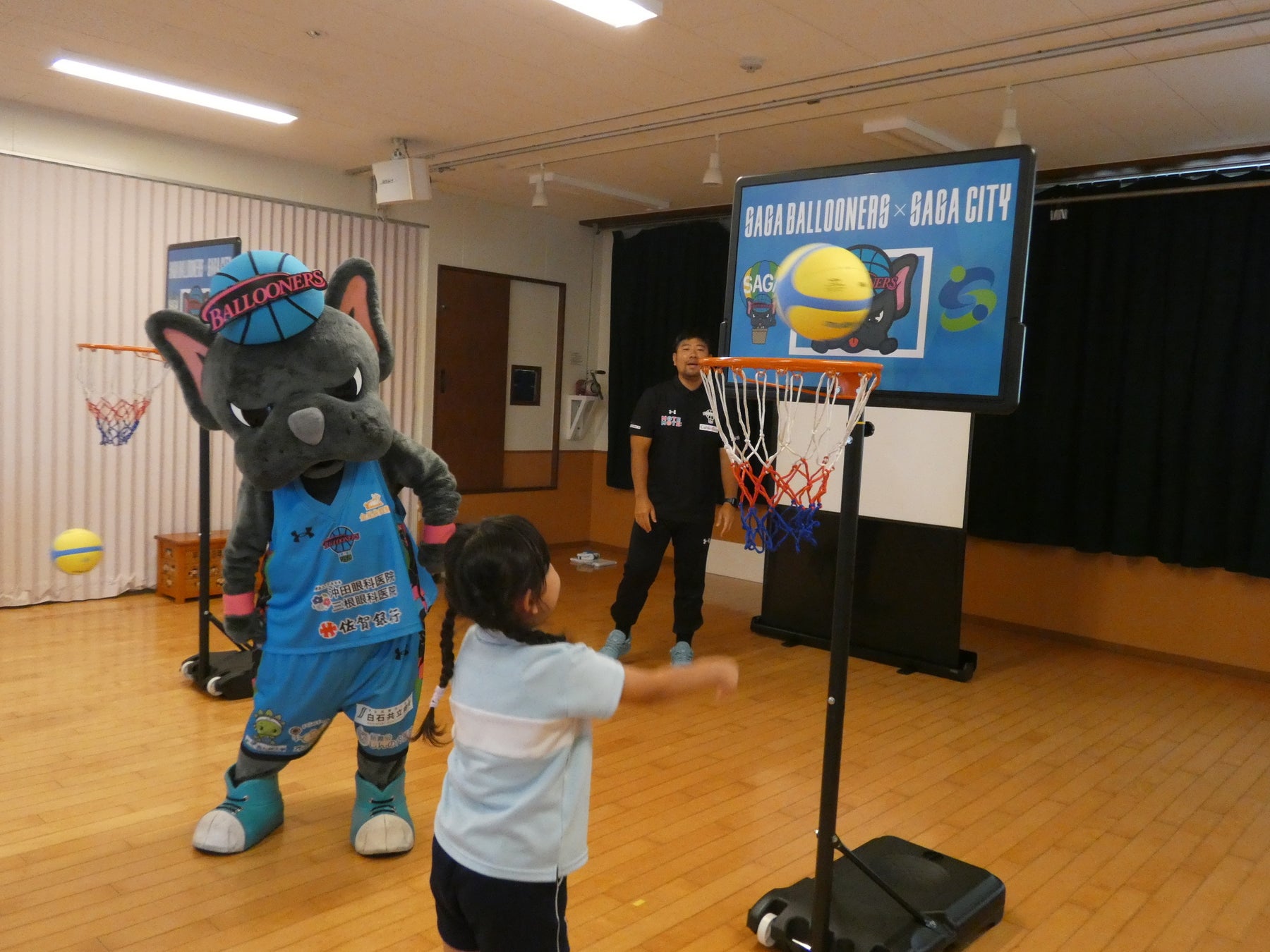 【佐賀市】こどもたちにスポーツの楽しさを！室内用ミニバスケットゴール・ボールを贈呈