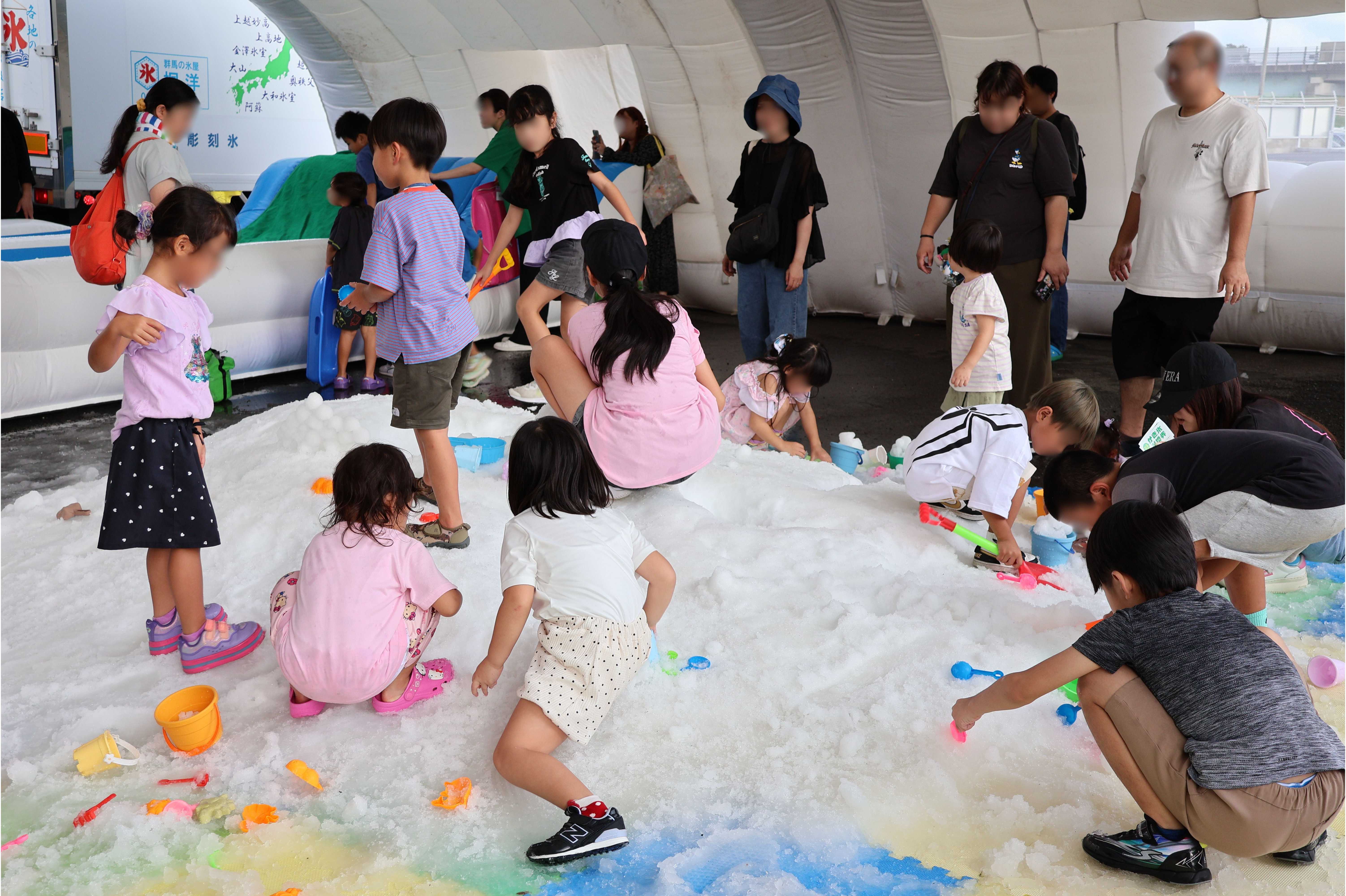 真夏の伊勢崎オートレース場に約10tの雪！親子で楽しむ雪あそび体験イベントを実施しました