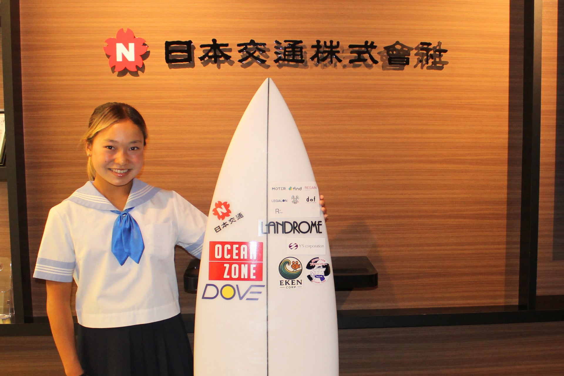 タクシー大手・「桜にN」マークの日本交通 プロサーファー石田海夏選手とアスリート育成プログラムへの加入契約を締結