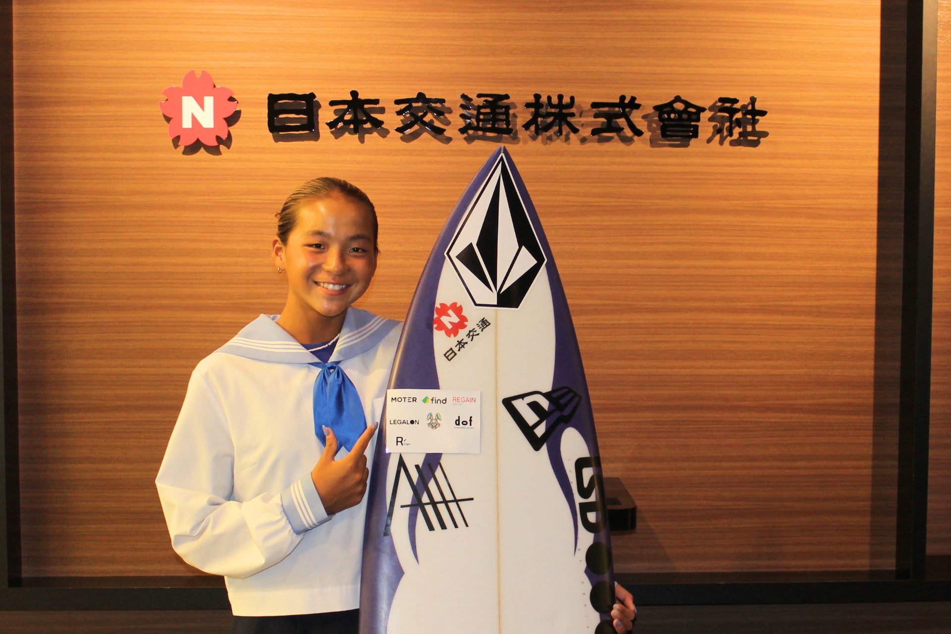 タクシー大手・「桜にN」マークの日本交通 プロサーファー山本璃々選手とアスリート育成プログラムへの加入契約を締結